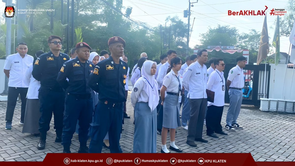 Segenap pimpinan dan pegawai serta siswa-siswi PKL mengikuti kegiatan apel pagi di halaman Kantor KPU Klaten, Senin (9/3).

Kadiv Teknis Penyelenggara, Herlis Setianik, selaku pembina apel, menyampaikan arahan agar seluruh jajaran tetap menjaga kedisiplinan, meningkatkan kinerja.