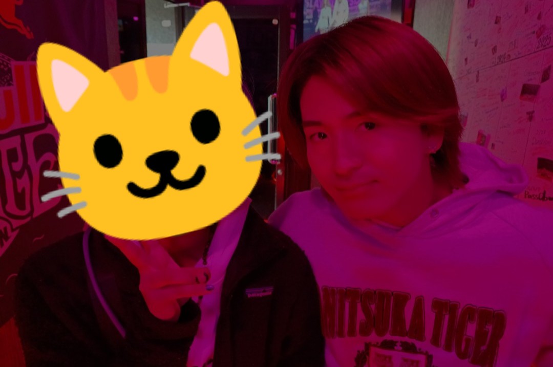 Aoneko_1010's tweet photo. 推しと人生で初のツーショ……
近すぎて死ぬかと思いました……
たからくん話を最後まで聞いてから返答したり相槌うったりしてくれるので本当に優しい人なんだなって思いました（一応センシティブかけてます、問題があれば消します!） https://t.co/7BOF1nXKHA