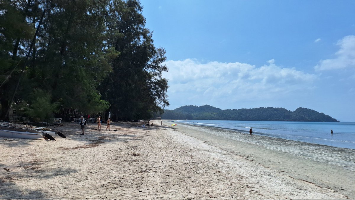 GlynWillett's tweet photo. Happy Monday morning from Long Beach, Koh Phayam โ๏ธ๐ถ๐๐ #Thailand #travel #beatswork https://t.co/nZlOpypAmA