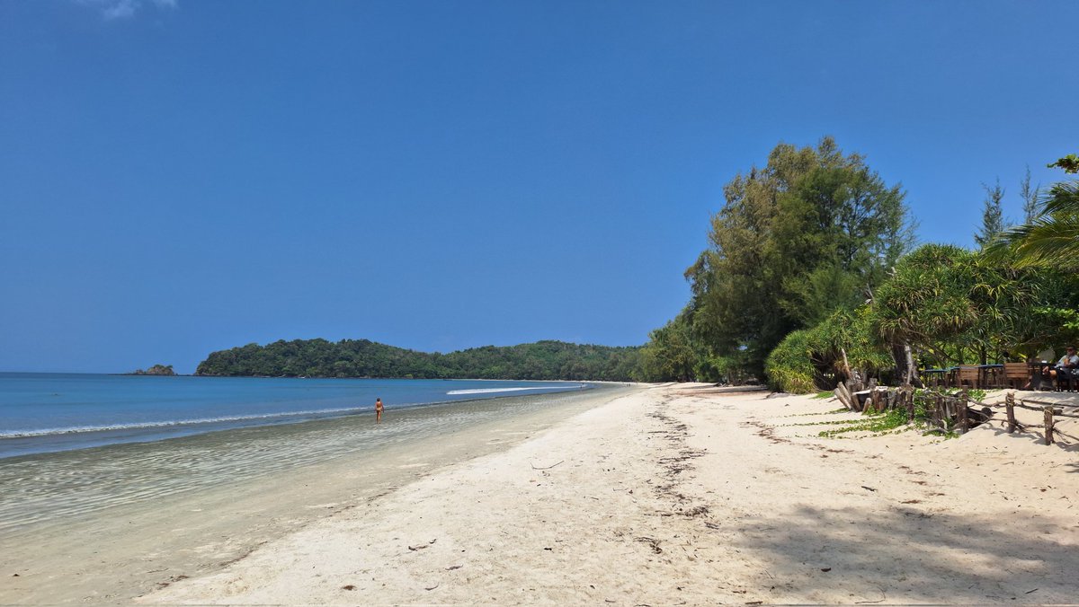 GlynWillett's tweet photo. Happy Monday morning from Long Beach, Koh Phayam โ๏ธ๐ถ๐๐ #Thailand #travel #beatswork https://t.co/nZlOpypAmA