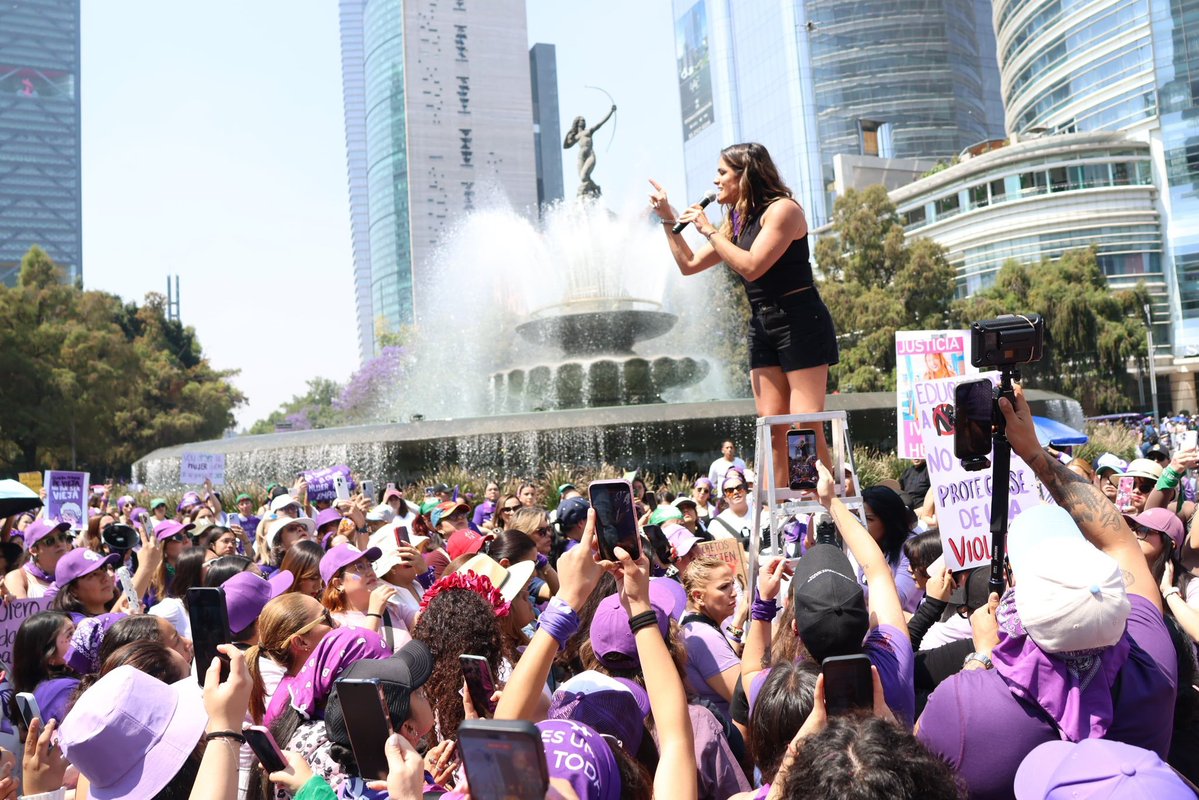 Alessandra Rojo de la Vega no puso vallas para esconderse dentro de un palacio, se subió a una escalera para comunicarse con las manifestantes. 👊