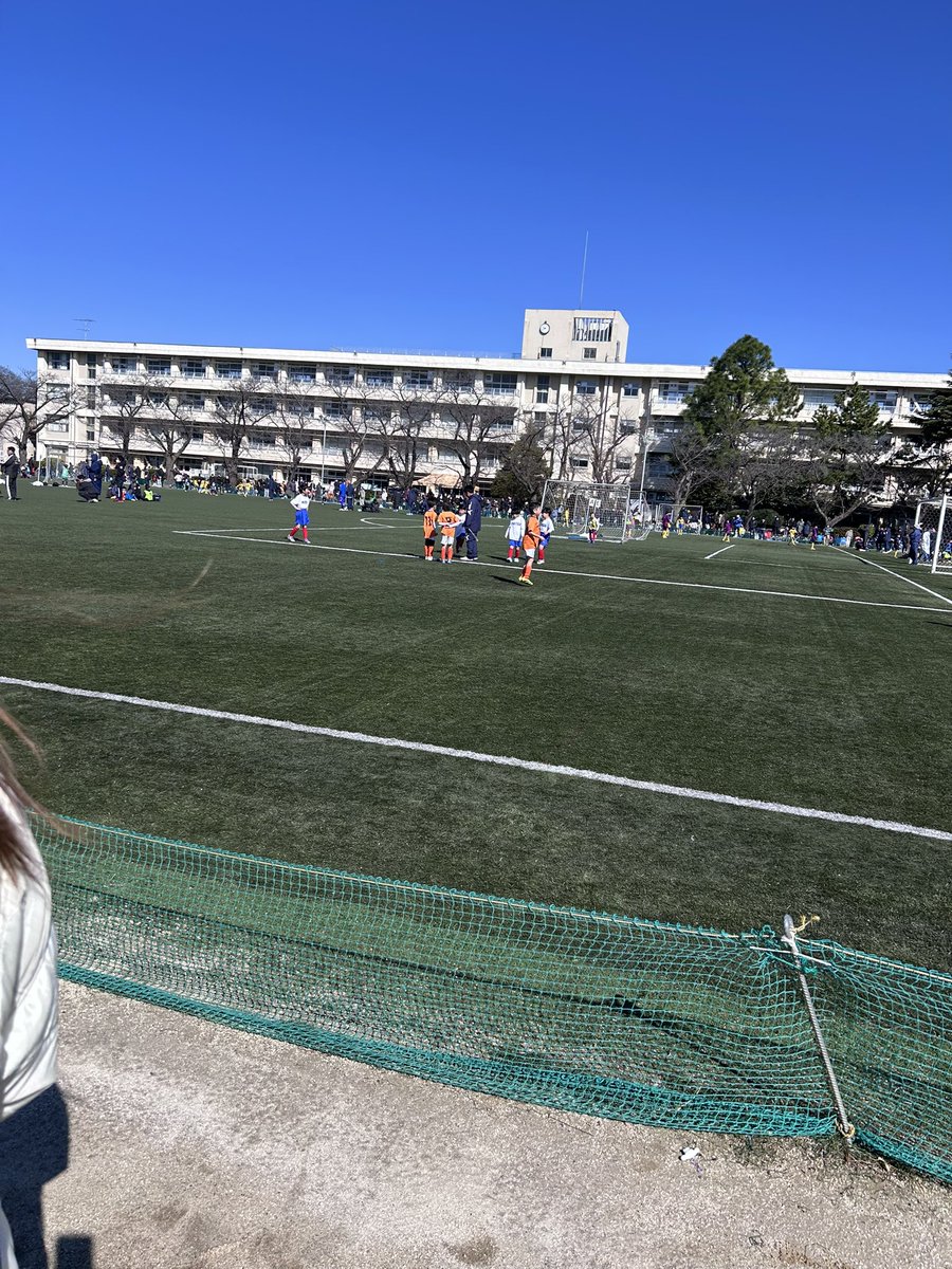 mimimiminta's tweet photo. 日曜日は息子のサッカー⚽️の試合でした！
過去1寒くて親震えた😳３枚目寒すぎてパパコーチのコートに入った子供たち。
後ろからみたら何者？て感じでおもろかった💓
地元に帰宅しても解散したくなくて小学校の遊具で遊んで帰宅❣️✨ https://t.co/B2kgvStYvQ