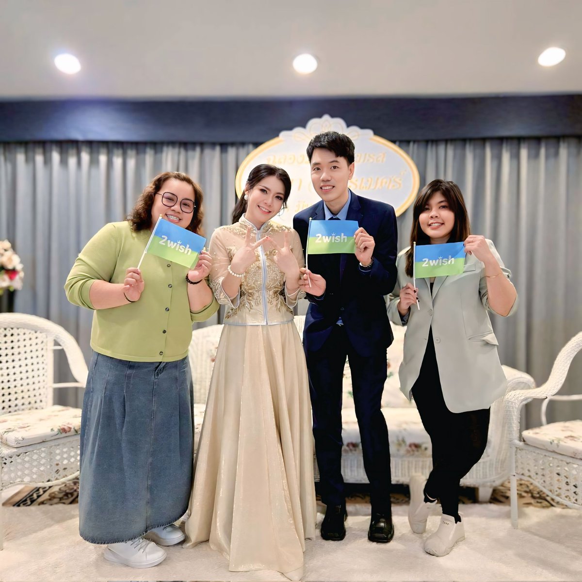 งานแต่ง.....แต่ก็ยังมีความ 2wish อยู่นะคะ ก็มันทิ้งไม่ได้อ่ะ รักเขา!!! แต่นี่รอคุณแปลนมาโบกธง ไหนบอกจะมาโบกธงให้ 5555+
#2wish