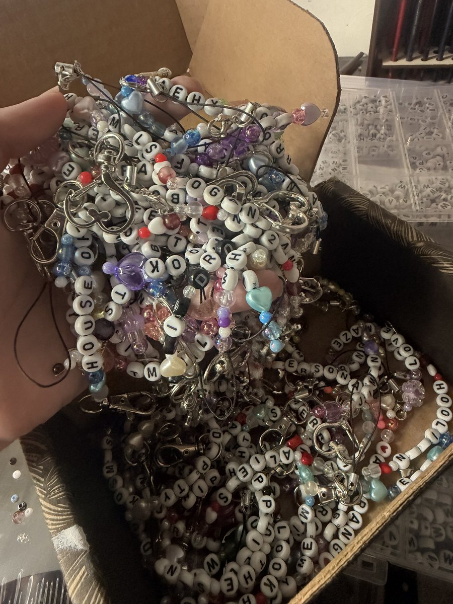 Ya completé los primeros 100 freebies, mi idea es hacer 150 para cada concierto así que debo hacer más de 600 😮‍💨 y faltan los stickers y  los mini dibujos, yo puedo 😞