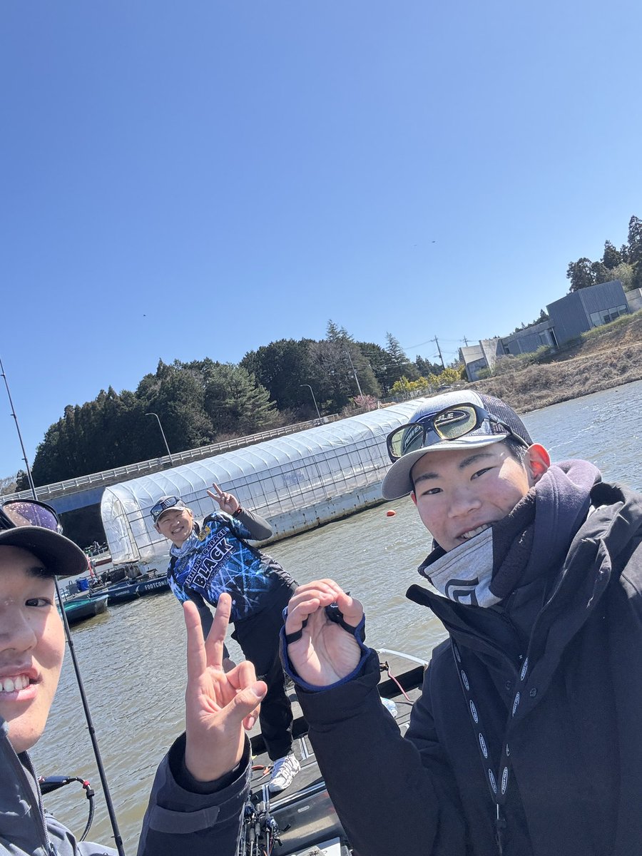 onikata_fisher's tweet photo. チャプター南千葉 第1戦 イマカツCUP
デビュー戦ということで、気合い入れて1週間で5日間プラに入りましたが、爆風と水温低下に対応できずゼロ申告でした🙇
師匠は3位入賞&ビッグフィッシュ賞 流石でございました。
次戦に向けて、しっかり練習します!
#powerpole #impulselithium #bobsmachine https://t.co/nA45EQ6vSq