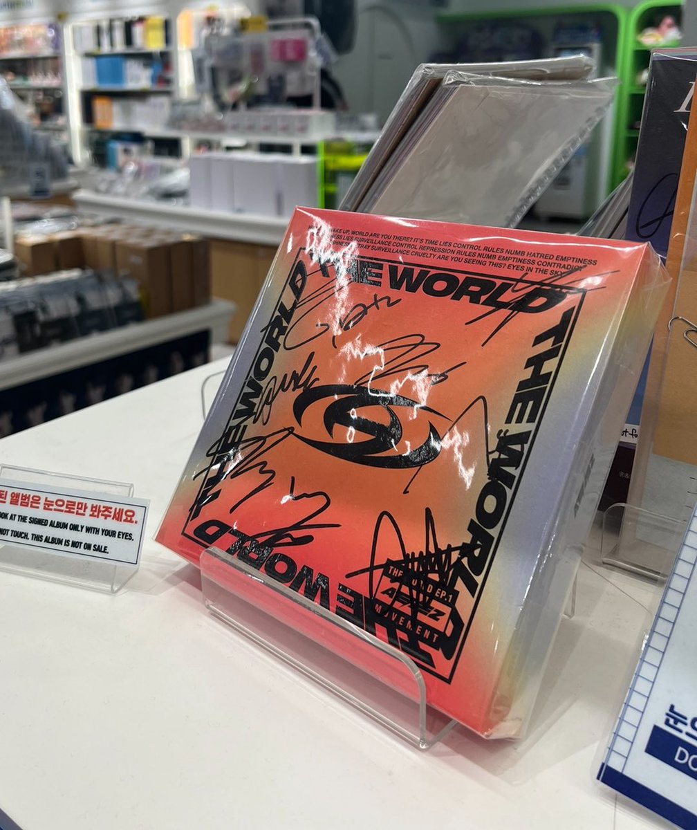alltinyz's tweet photo. i remember taking a picture of it in 2024 so the color def just faded overtime 😭 but the blue/pink looks so pretty https://t.co/cwsA3aVkcn