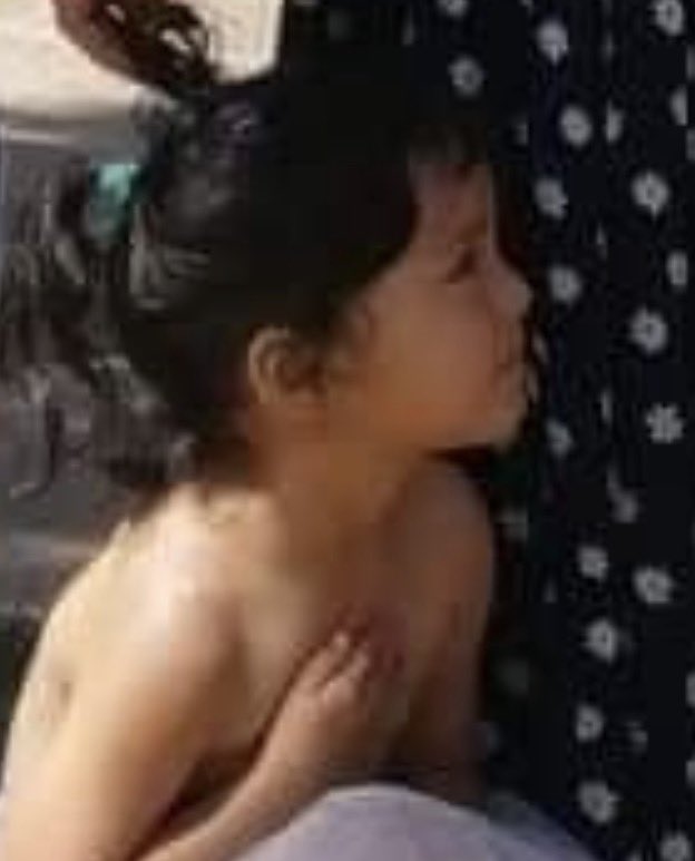 La mujer cubre su rostro para no ser reconocida.
Pero deja a una niña pequeña expuesta en medio de una protesta sexualizada.

La niña claramente se ve incómoda.

Esto no es “liberación”.
Es instrumentalizar a una menor para propaganda ideológica.

Las autoridades deberían