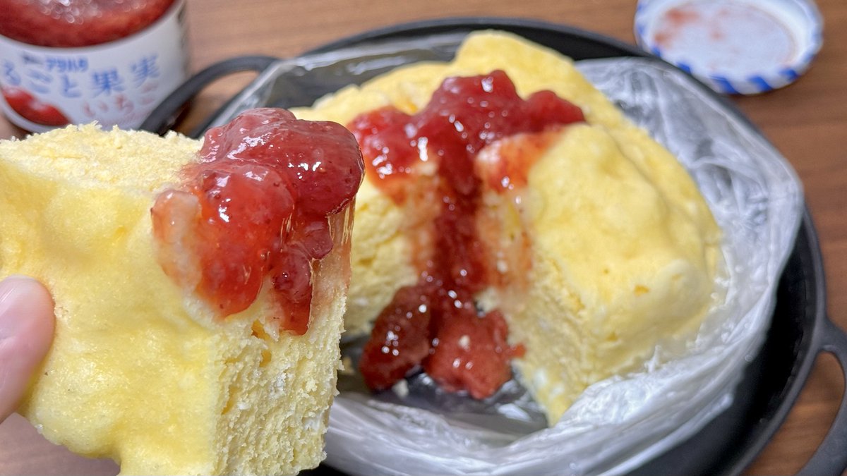 ホットケーキミックスを使った、
アイラップ蒸しパンが話題のようです。

簡単な上、余計な洗い物も出ないので、
思い立った時にすぐ作れますよ✨

【用意するもの】
・ホットケーキミックス…150g
・たまご…1個
・牛乳…100ml(写真のパック半分)

↓↓↓作りかたはリプ欄へ↓↓↓