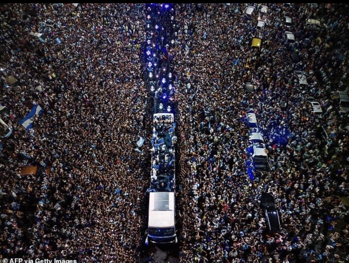 MPilar18's tweet photo. @lali_iinfo @lalioficial Deja de politizarte tanto @lalioficial lo que escribiste sobre messi estuvo de más… porque si salió a mostrar la copa al pueblo con 35 gr y gente q se tiraba arriba del micro. https://t.co/WsxOS0UkJi