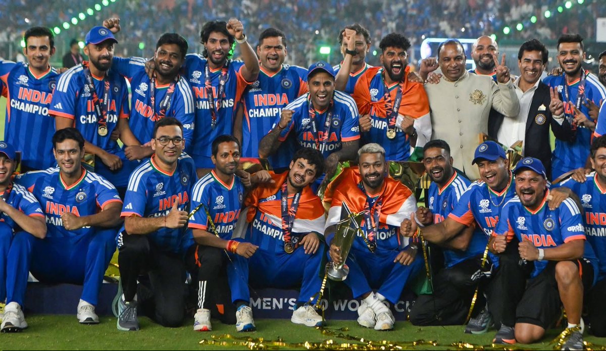 VivekHon's tweet photo. India's players pose with the trophy after winning the ICC Men's T20 World Cup 2026 at the Narendra Modi Stadium in Ahmedabad on Sunday.

#cricket  #CricketNewsWorld #T20WorldCup #T20WorldCup2026 https://t.co/iHw3bOwQDE