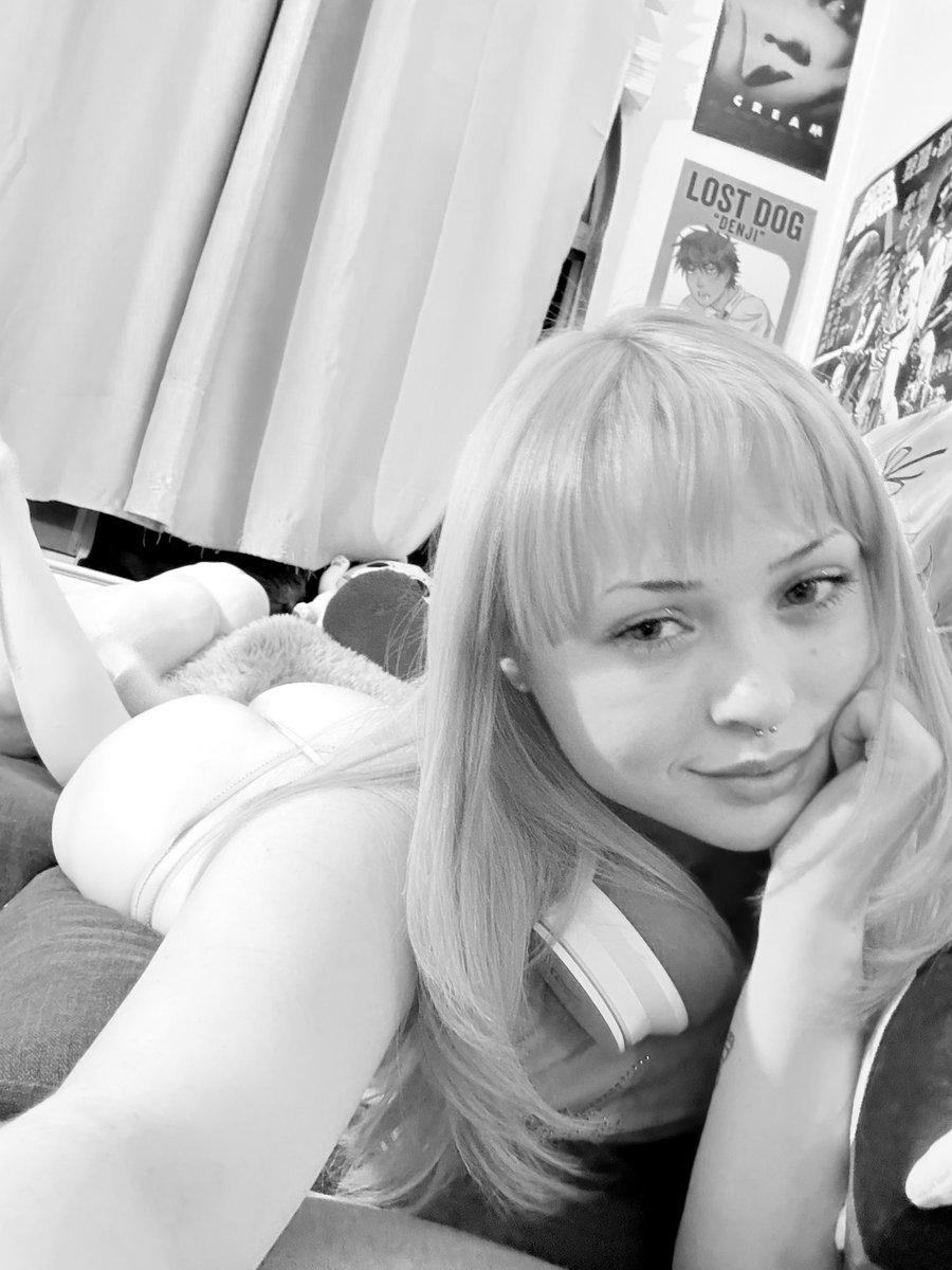 Wanna celebrate my birthday with me &amp; see what color my new hair is ? 🎂Join me live on <a href="/chaturbate/">Chaturbate.com</a> 
chaturbate.com/in/?tour=APi5&…