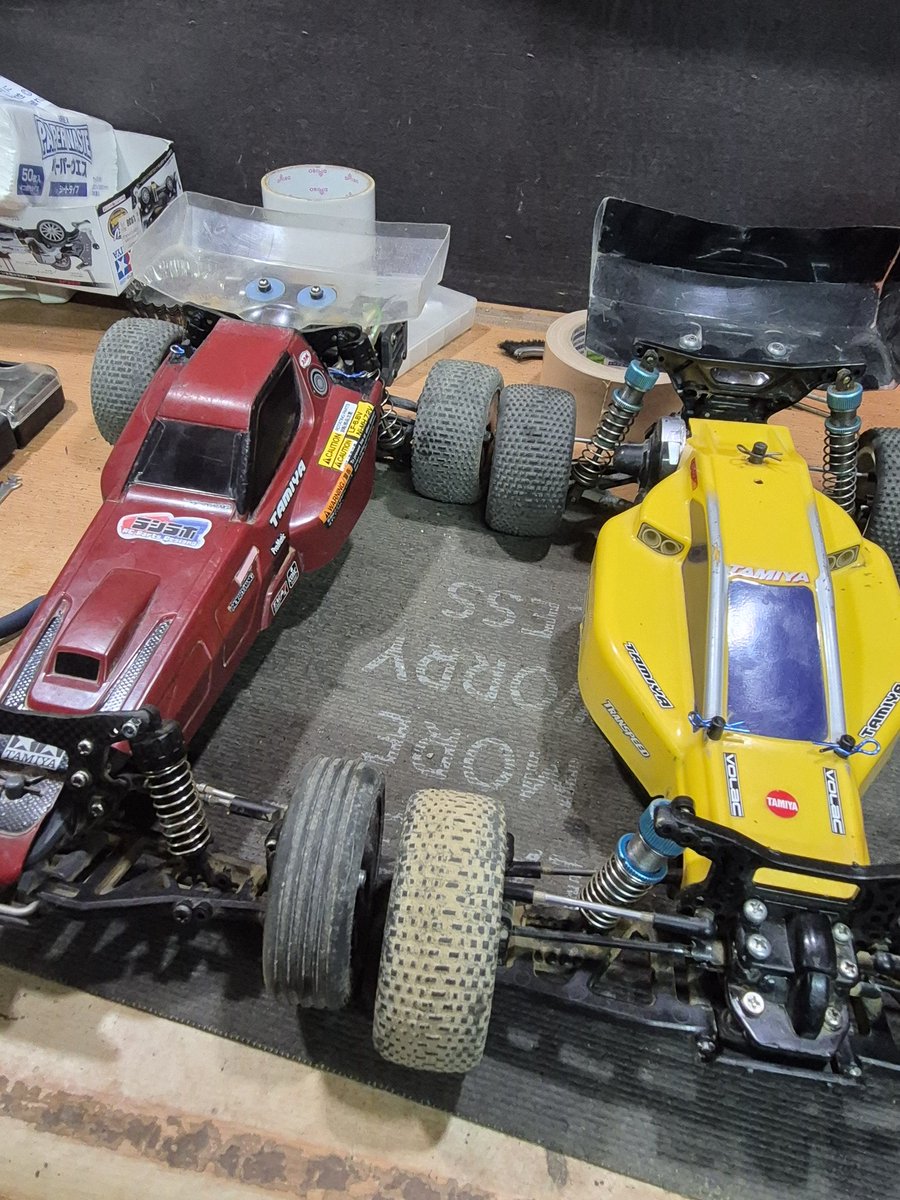 o3RYNknv6j42337's tweet photo. #和泉オフロードサーキット
#DT03
#DF03
この前のレースの380モータークラスで
情けない結果を残したDT03
ギア比もあるが関係ないっ罰としてCVAに戻すの刑ぢゃ
DF03のがアルミダンパー生かせるしカッコいい
DT03せいぜい頑張れよっ https://t.co/dfSd5bR2ln