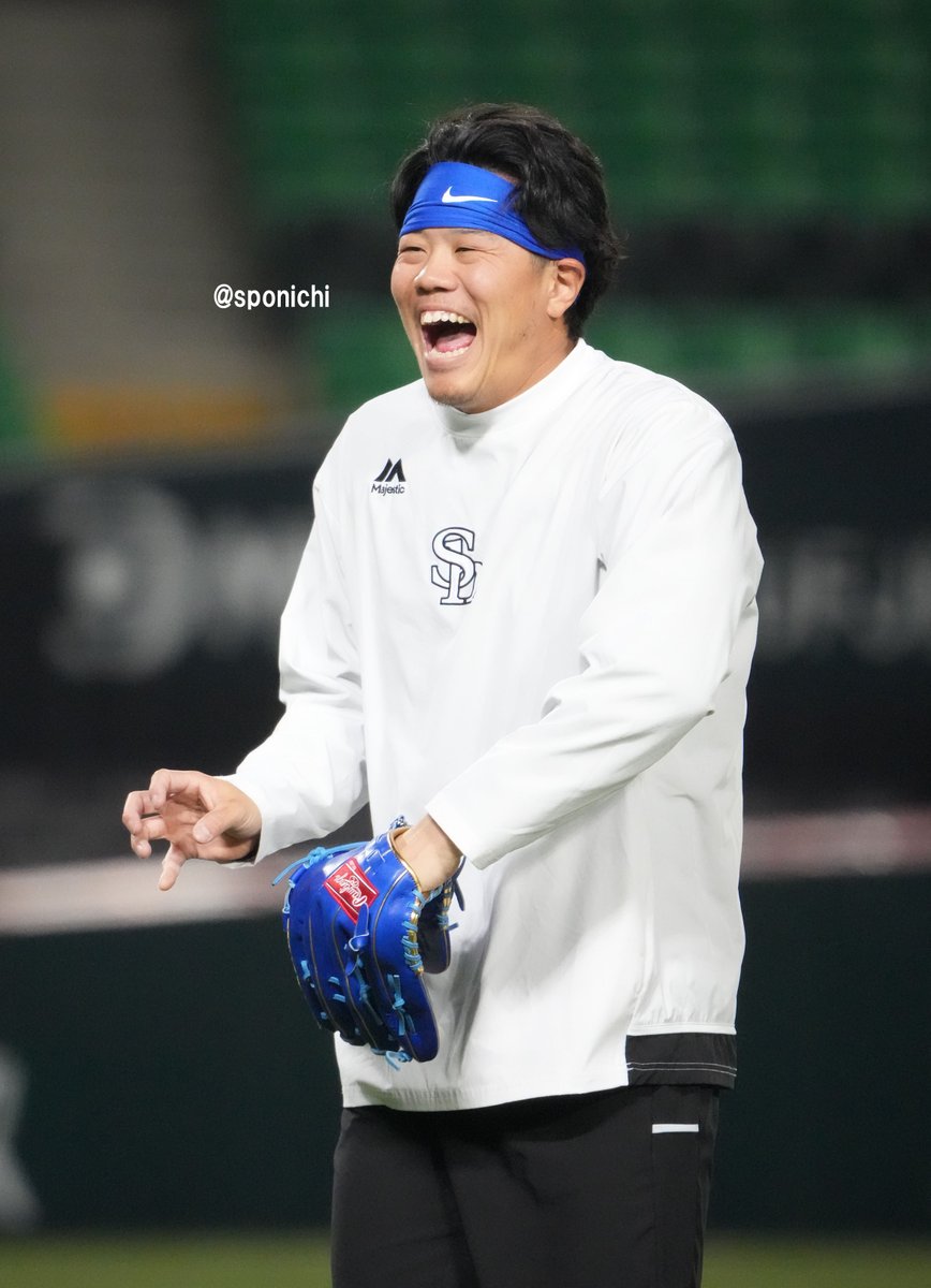 上沢選手からボールの握りを教わり笑顔の上茶谷選手😁 ＃sbhawks ＃上