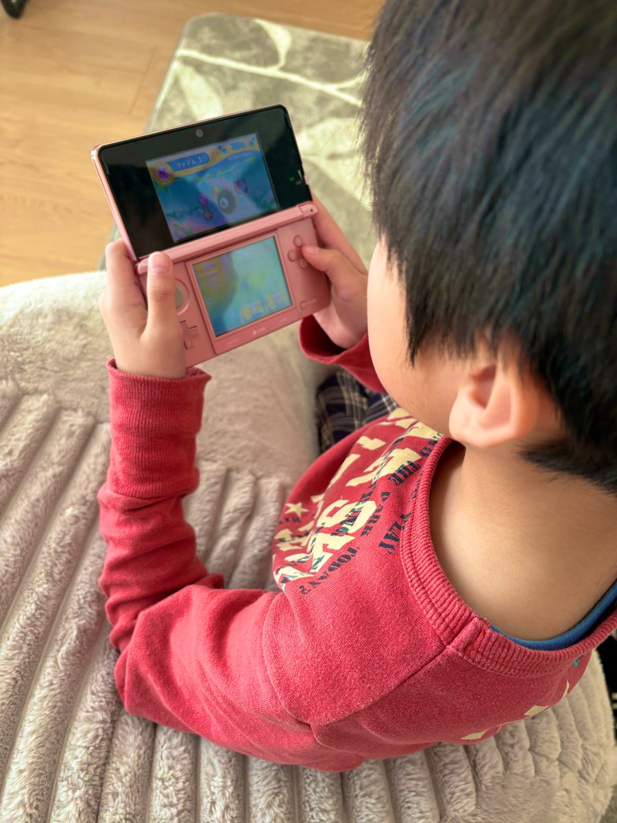 8iro's tweet photo. 整頓してたら出て来た3DS、多分十年以上使ってないけど充電したら普通に動いた...すごいや！今の子供も余裕で遊べる！
PSPとVitaは膨らんでいたので慌てて抜きました...😭 https://t.co/MKLRbKPGI2