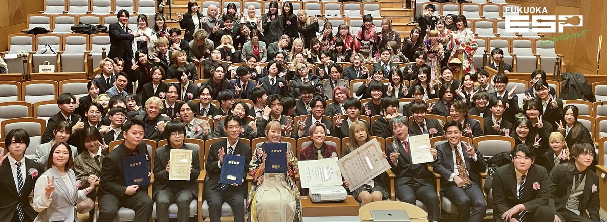 esp_f_artist's tweet photo. 先日は2024年度7期生の #卒業式 でした🎓️
2年間の学生生活を経てみんな立派に成長しました😊
式のあとには楽器系コース講師たちたとの1時間半に及ぶセッション大会‼️🎸
思いの丈をすべて音に込めました
これからみんなの活躍が楽しみです🎶
ご卒業おめでとうございます🌸✨
#ESPエンタテインメント https://t.co/OWIwD63NF0