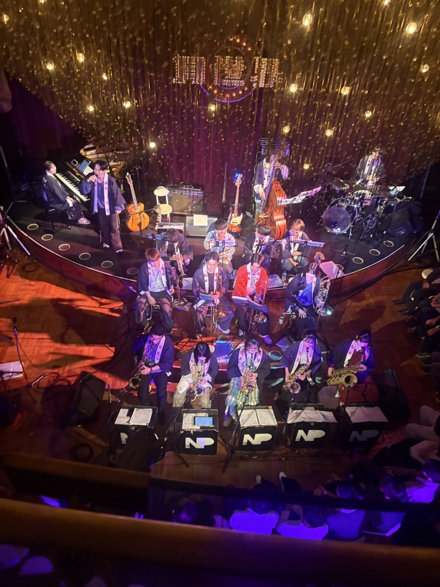 大阪大学に合格された皆さん、おめでとうございます！㊗️

我々大阪大学 The New Wave Jazz Orchestra (以下 NW) は、ジャズの巨匠カウント・ベイシーの楽曲のみを演奏するビッグバンドです！

伝統の法被を纏って、皆様に極上のエンタメをお届けします！

一緒にジャズやろう！
待ってるでー！