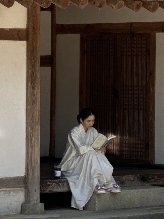 줄 이어폰 꽂고 책 읽는 거.. 분홍 크록스에 왕리본 (ㅋㅋ) 풍경까지 완벽한 사진