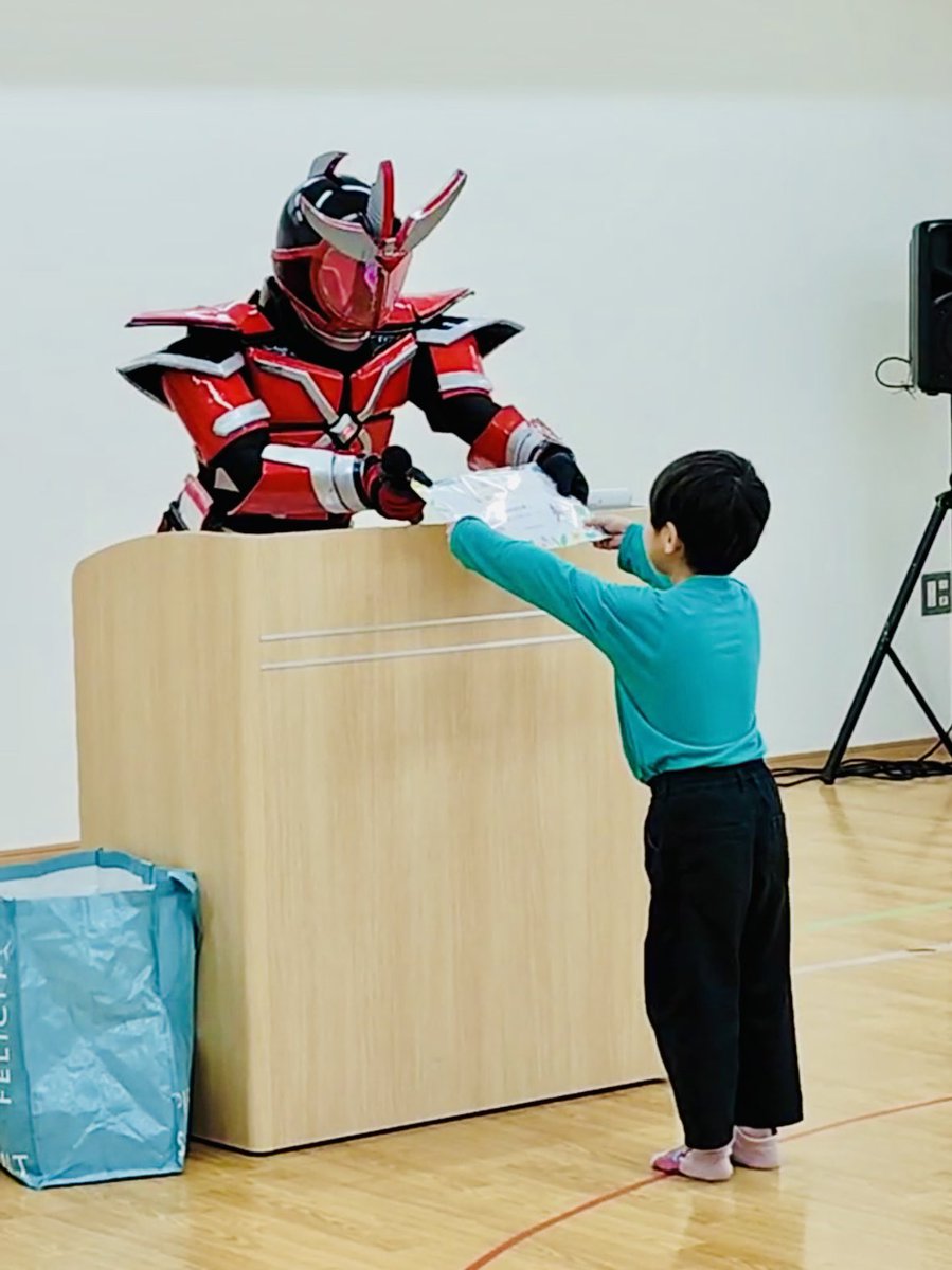 h_h_break2022's tweet photo. 前回の！保育士ヒーローブレイク!!
⁡
ブレイクからの卒業証書授与式をやったり、皆でサイン書いたり、カノンちゃんがピアノ演奏したり、ツナギ茶が色んな変なことしたりしました🪑
⁡
みんな色々そつぎょうおめでとう！！
⁡
春からも保育士ヒーローブレイクを応援してね🌸🌸 https://t.co/MZDR2OPN9l