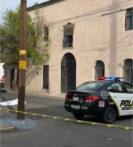 Fallece mujer de 41 años al ser atropellada en la zona centro
Rosalba Julieta Moreno Valdez, de 41 años, fue atropellada la mañana de este domingo, al filo de las 08:05 horas en la calle Francisco I. Madero, y al llegar al cruce con la calle Aquiles Serdán al intentar cruzar