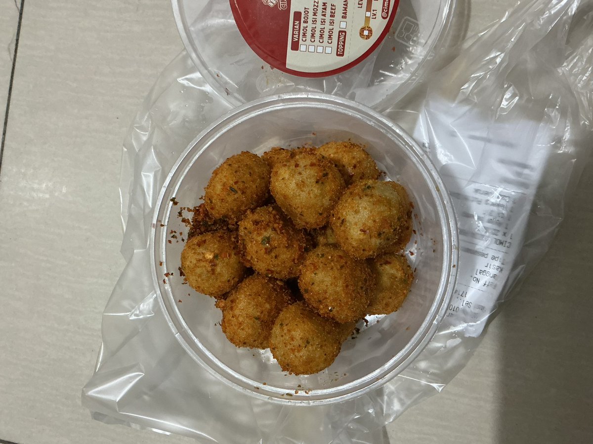 Haloo, dikarenakan aku suka bgt sama cimol bojot ini jadi aku mau ngadain gipwei kecil kecilan hadiahnya masing2 30k buat beli cimol/takjil untuk 3 orang. 
Ceritain di komen: “Moment ngiler terparah kamu krn makanan apa?” (semakin lucu/relatable semakin bagus!)  
Syarat:  
-