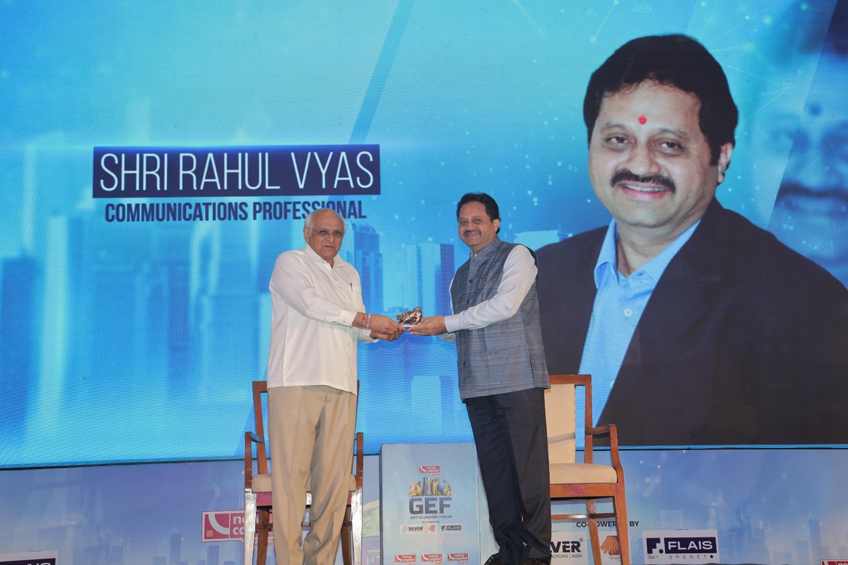 NewsCapitalGJ's tweet image. ન્યૂઝ કેપિટલ માર્કેટ દ્વારા મુખ્યમંત્રી ભૂપેન્દ્ર પટેલના હસ્તેરાહુલ વ્યાસનું  કરાયું સન્માન

#GEF #NewsCapitalNetwork #NewsCapitalMarket @CMOGuj @Bhupendrapbjp