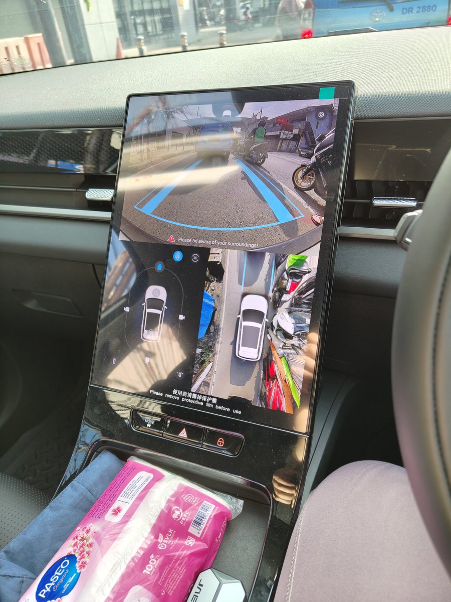 Mobil kecanggihan ada yg mepet2 dikit bunyi, ya d Jakarta udh pasti bunyi melulu palagi pas macet motor mana bs liat celah seuprit lgsg diisi, AI nya sering bgt keGRan dipanggil pdhl w cm lg sing along lagu dr radio 😂😂😂