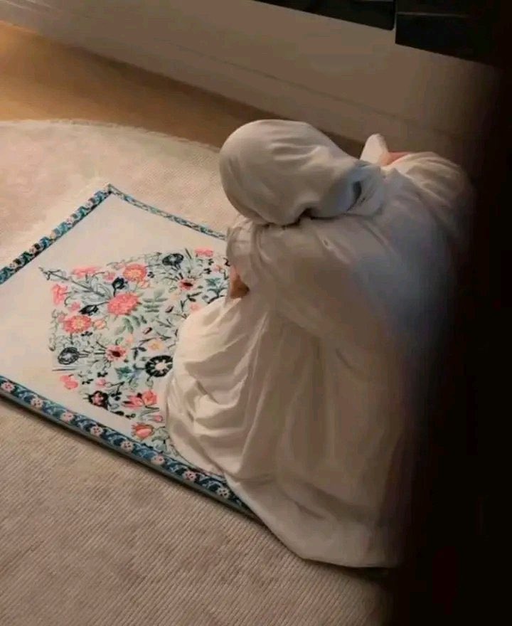 ﻻ تحزن... إذا لم يقدر أحد إهتمامك وطيبتك
فطبيعة البشر لا تدرك النعم إلا بعد زوالها.

Jangan bersedih jika tak ada orang yang menghargai perhatian dan kebaikanmu, karena sifat manusia itu tidak akan menyadari sebuah anugerah nikmat kecuali setelah kehilangannya.”