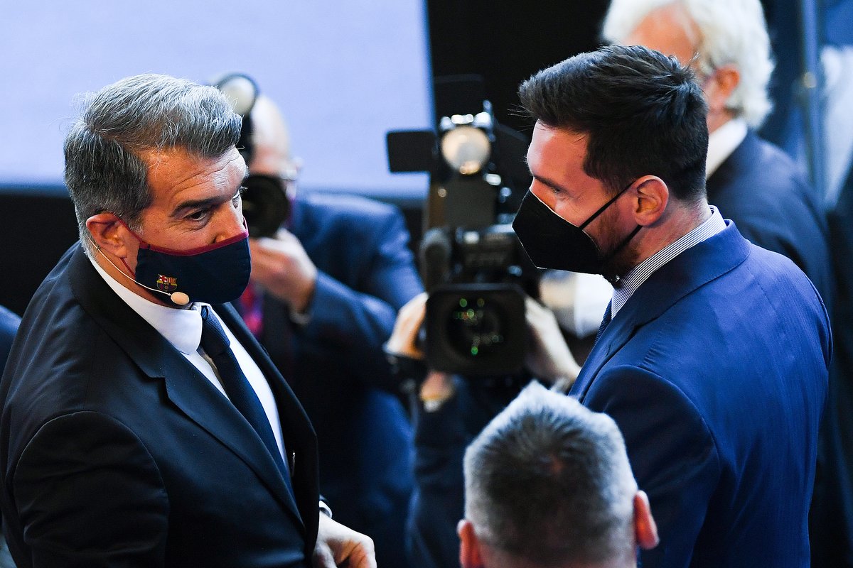 CGTNSportsScene's tweet image. 💣#Xavi just revealed #Laporta personally vetoed #Messi’s 2023 #Barca return!

✅#LaLiga approved
✅#Leo wanted it after #WorldCup  
✅Xavi had “last dance like Jordan” pitch  
❌Laporta allegedly feared “war” with Messi &amp;amp; killed the deal

One week before elections this drops.🙃