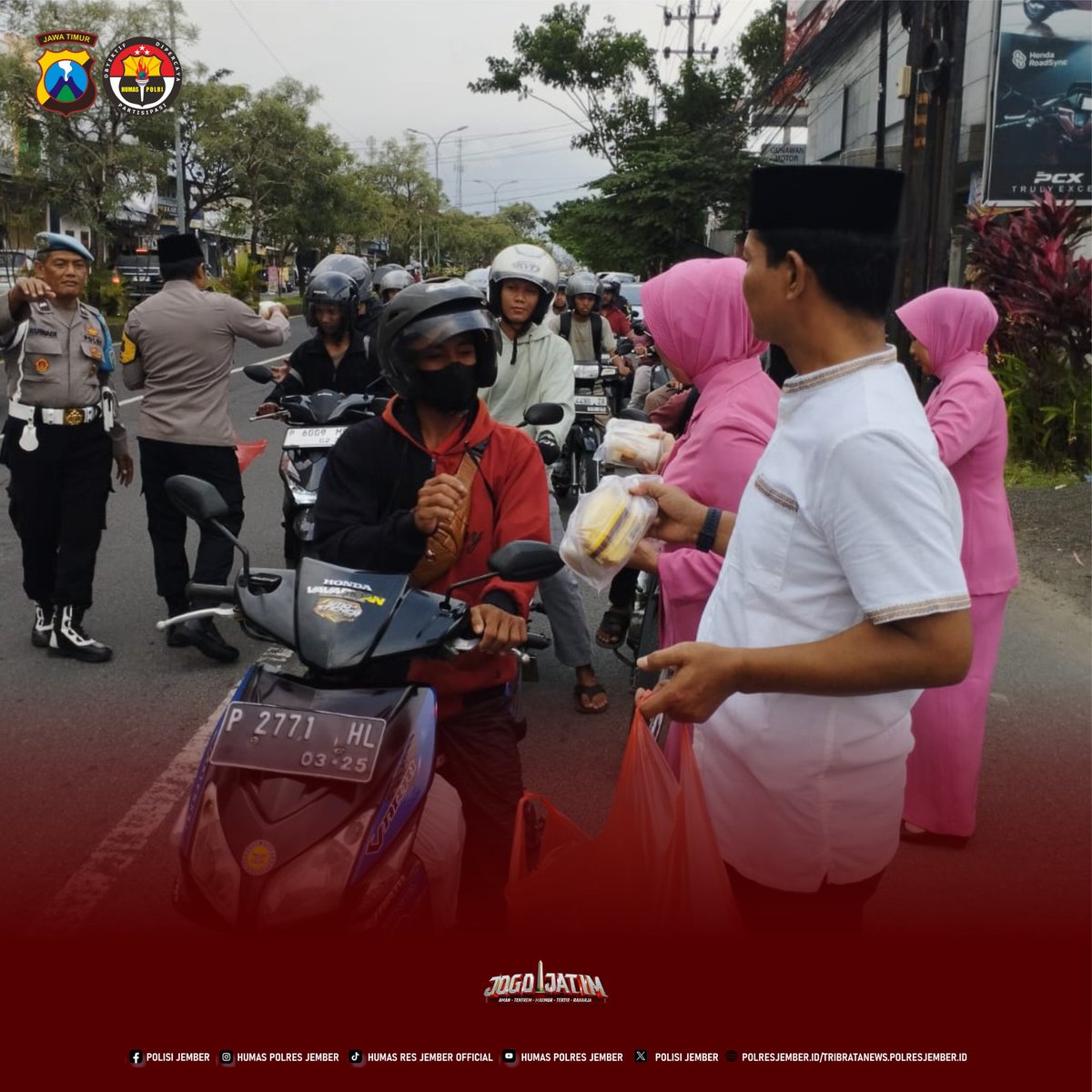 Polres Jember melalui Polsek Kaliwates dan bhayangkari berbagi takjil kepada warga masyarakat di jalan depan Mapolsek Kaliwates
