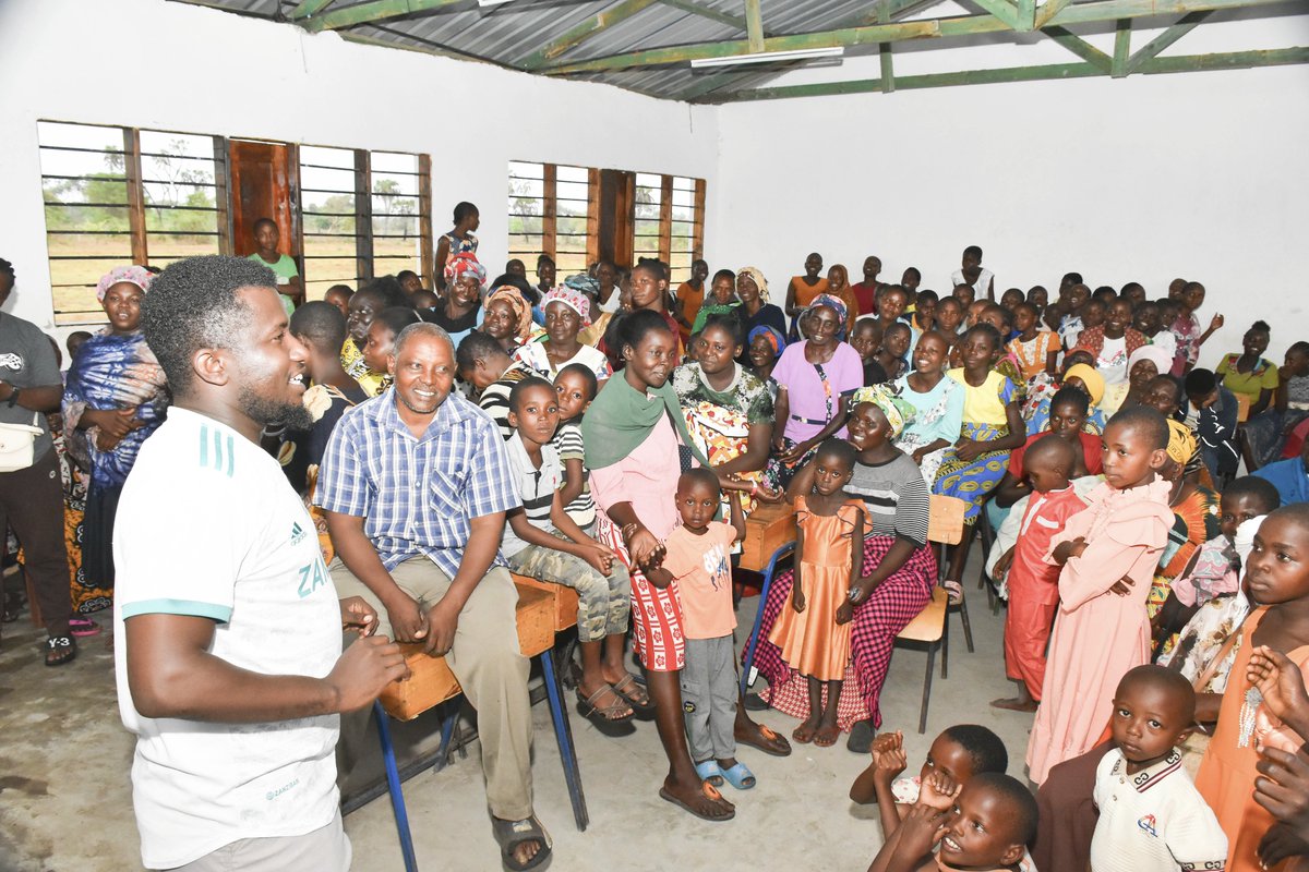 YouthLamu's tweet photo. On #InternationalWomensDay, the Lamu Youth Assembly led by visited Sendemke Village, Witu Ward – Lamu County to support young girls with sanitary pads, hygiene awareness, and a message of confidence and opportunity.
#EmpowerHer #GirlsMatter https://t.co/H8oJozt216