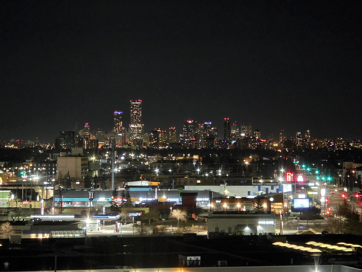 FirstNation394's tweet photo. Edmonton at night when the city lights turn the whole skyline into pure magic 🌃✨
River valley glowing, downtown sparkling… cold air, warm vibes. This view never gets old. Who else pulls over just to stare? 😍
#fyp #foryou #foryoupage #edmonton #yeg #alberta #citylights #nightvibes #edmontontiktok #canada #viral #trending #yegnights #skyline #prairiemagic