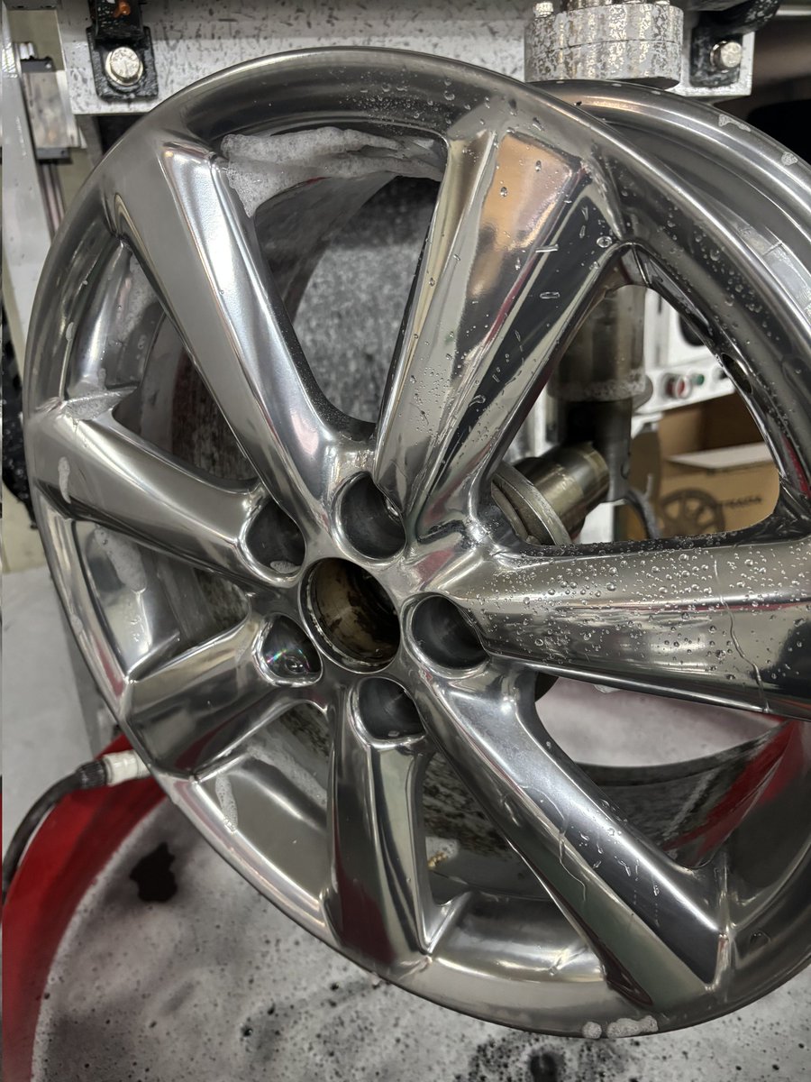 TireNet_info's tweet photo. バレル研磨
                ～アルミホイール～

くすんでしまったアルミホイールも写真のようにピカピカになります✨

#タイヤネット新座 #アルミホイール #バレル研磨 #カスタム https://t.co/maCCVk0MQG