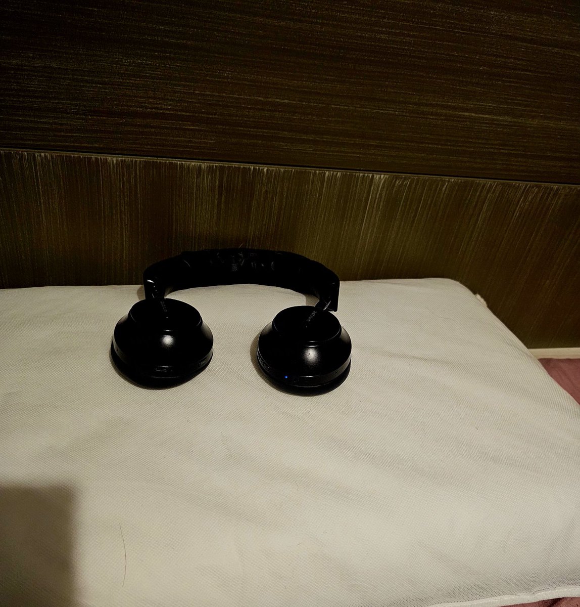 Whypee60's tweet photo. @expressoshow @Sealy My most trusted habit is to sleep with my headphones on ,listening to my  relaxing favourite songs such as ambient music acts as my sleeping pills .My best songs acts as endless lullabies that quickly takes me to my land of dreams.@expressoshow
 #SealyPosturepedic 
#ExpressoShow https://t.co/bnjkVVOqFp