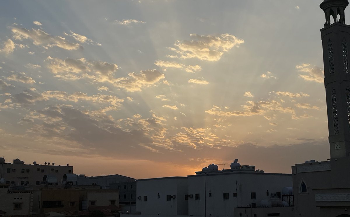 walahq1's tweet photo. تأملو جماال شروق الشمس بين الغيوم🥹🌅 https://t.co/waQQX5VqLC