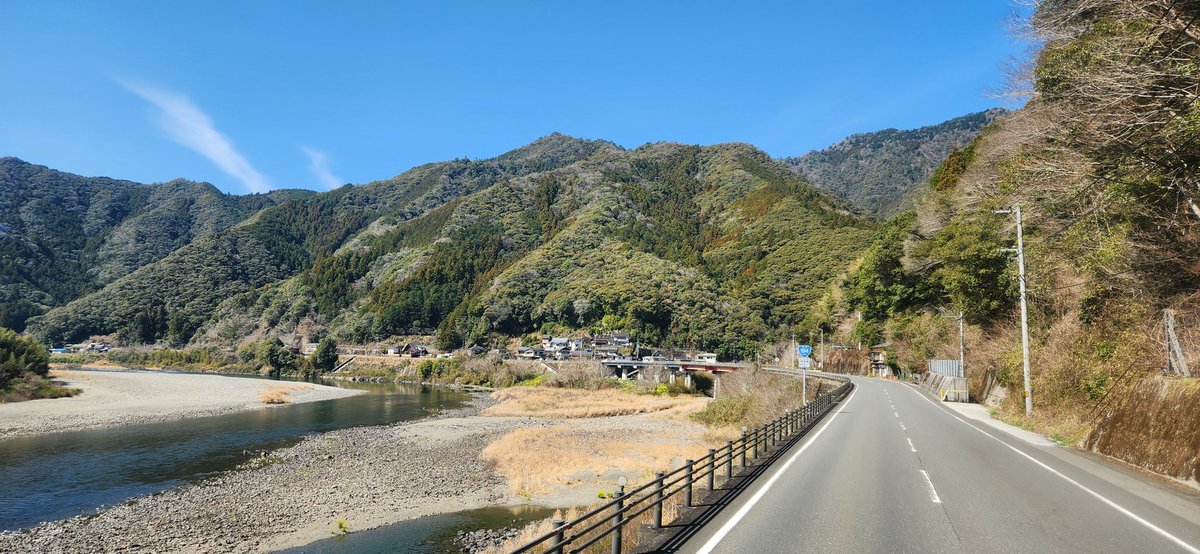 Drive_DQ10's tweet photo. 高知を発ち兵庫赤松へ🚚

この柵の無い橋有名なやつだよね！？沈下橋だっけ？色んなとこにあるのかな？

そして面白い恋人DX🤣デラックスてなんやw https://t.co/JlhxgGdGKh
