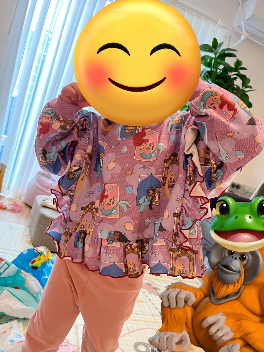 yaaaaaamayan's tweet photo. 120の服着れたな。110のズボンはやっと75センチになった赤子が履きたがって履いた。なぜ https://t.co/uOg3Paxv0F