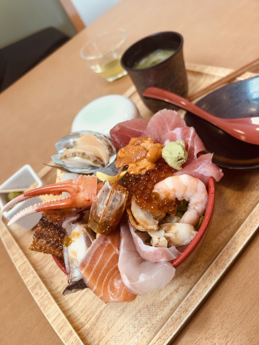 masaaki_az's tweet photo. 海鮮丼　豪華だっ笑🦞 https://t.co/bw927CtZhE