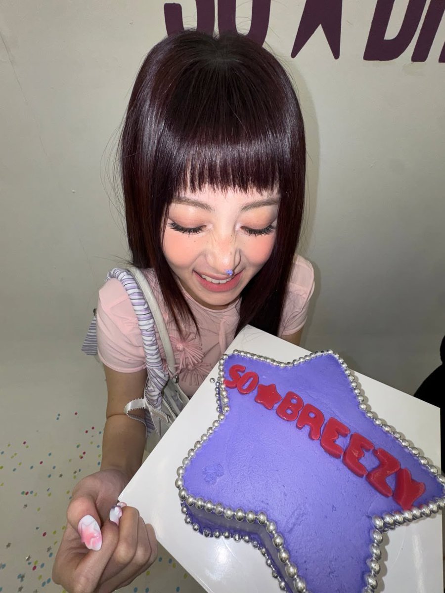 kzhaabs's tweet image. the purple cake frosting on yunjin’s nose 😭🫠
thank you stand oil for taking care of our yunjin 🩷

YUNJIN X STAND OIL
JENAISSANTE CHARM SET
#YUNJINxSTANDOIL
#HUHYUNJIN #BREEZY
#STANDOIL #스탠드오일