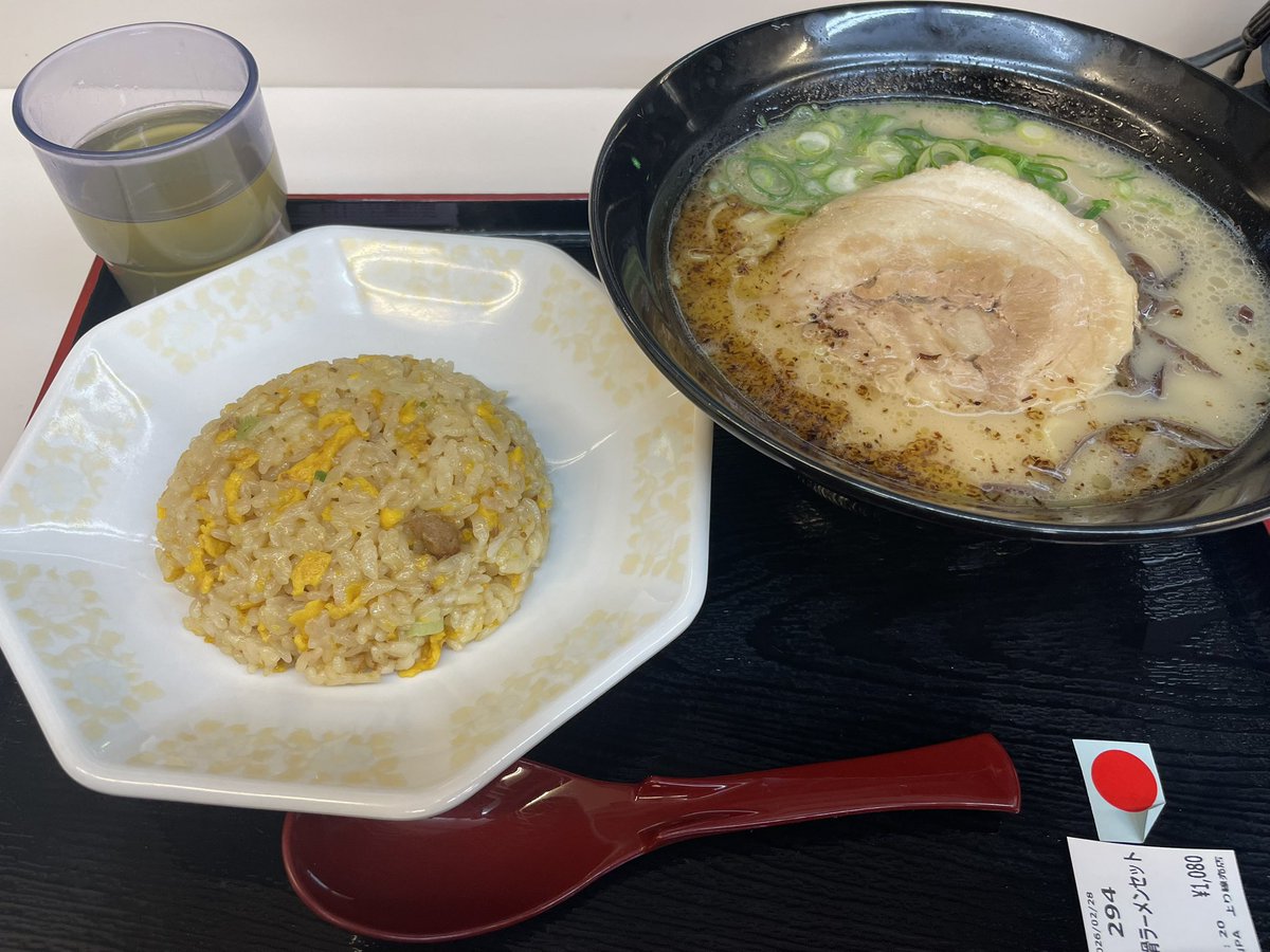 joyjoy9001's tweet photo. このラーメンがどこのラーメンか当てれた人天才 https://t.co/dxJY05bdlD