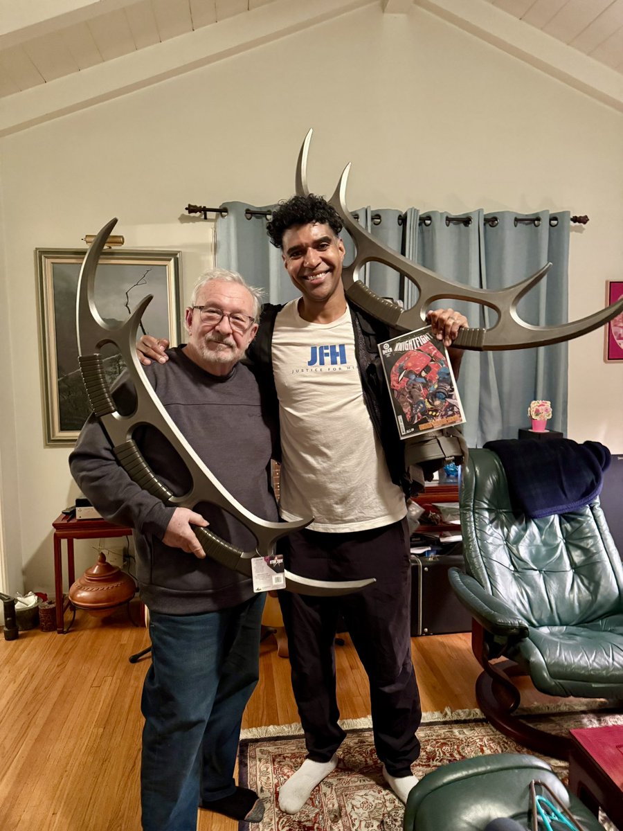 Comics + stunt gear + impromptu Tai Chi Alignment Therapy with Dan Curry!

Awesome day.

I’ll post about how Dan’s work in VFX has provided me with pivotal instructions for meditation since childhood soon.

❤️☯️🪐

#startrek #dancurry #klingon #taichi #dccomics