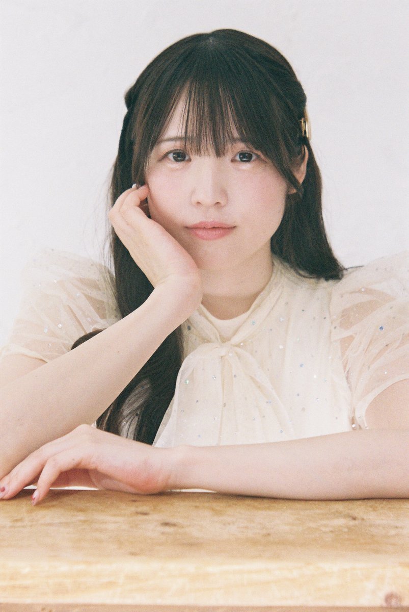 YoshikazuChika's tweet photo. フィルムでも絞れば写りはシャープだよね。

モデル：水海らむねさん(@mizuumiramune)

Leitz IIIf Red Dial + P.Angenieux Paris Type Y1 90mm f2.5 + Kodak Gold Plus

@MoriyaCamera
#森谷修
#水海らむね
#らむれーと
@KodakProfilmbiz
#KodakProFilmBiz
#ColorPlus200
#KodakFilm https://t.co/y6LtEovbCd