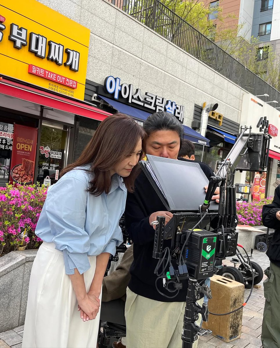 LilyTorres78679's tweet photo. 남편덕분에 30년동안 늘 놀라운 충격적인 경험들이 매우 많았지만 (아직도 아이엔지•••ㅋ), 요번에는 단독으로 CF를 찍게된사실은 충격 충격 역시 대���한 충격이네요. 너무나 귀한 브랜드에서 감히 저를 첫 모델로 초청을해주���서, 대단히 감사했어요. 세상에나 ~ https://t.co/A1jwheu8RI