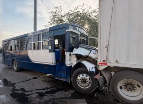 Muere chofer al chocar contra camión estacionado
Edgar Mireles Navarro, de 47 años, falleció en la Clínica No. 51 IMSS. Ayer, alrededor de las 08:00 horas, conducía un camión de pasajeros a exceso de velocidad de la ruta Termo-Chapala cuando perdió el control y colisionó contra