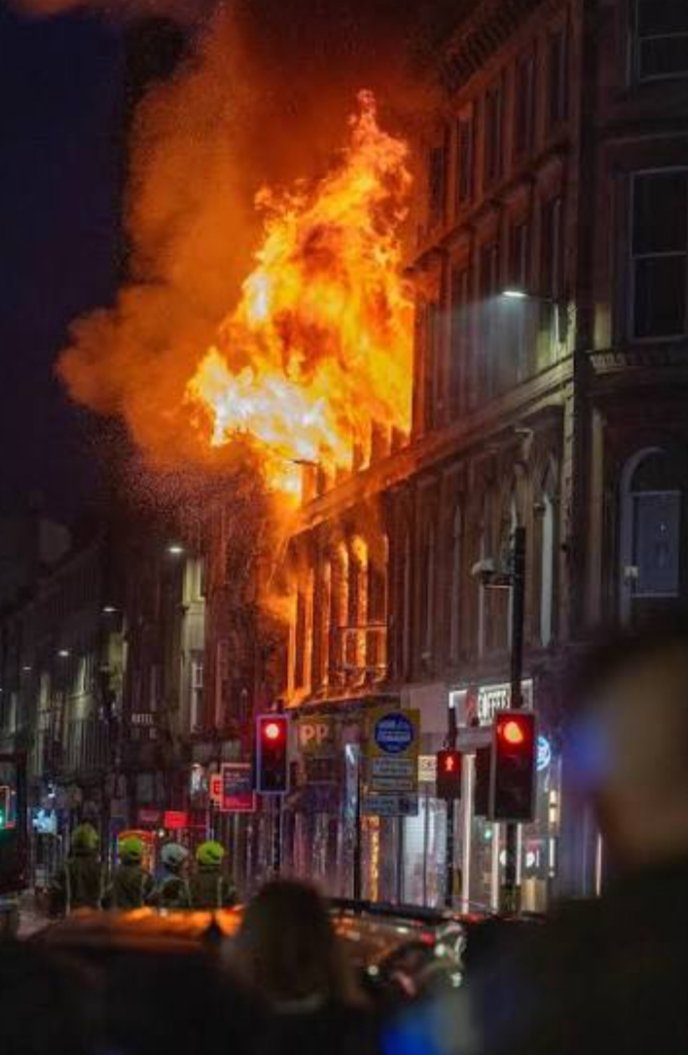 Glasgow central train station closed with major disruption to trains due to  fire and building collapse at a vape shop on Union Street. #Glasgow  #trainstation #fire #UKnews