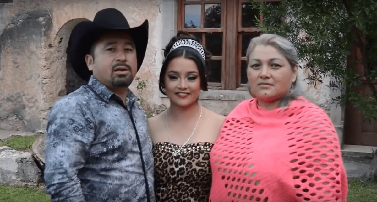 ¿Saben quién sí nos hizo la honorable invitación a los emblemáticos XV años de Rubí con todo y chiva? 
Exacto, Don Crescencio. 

NO COMO OTROS.