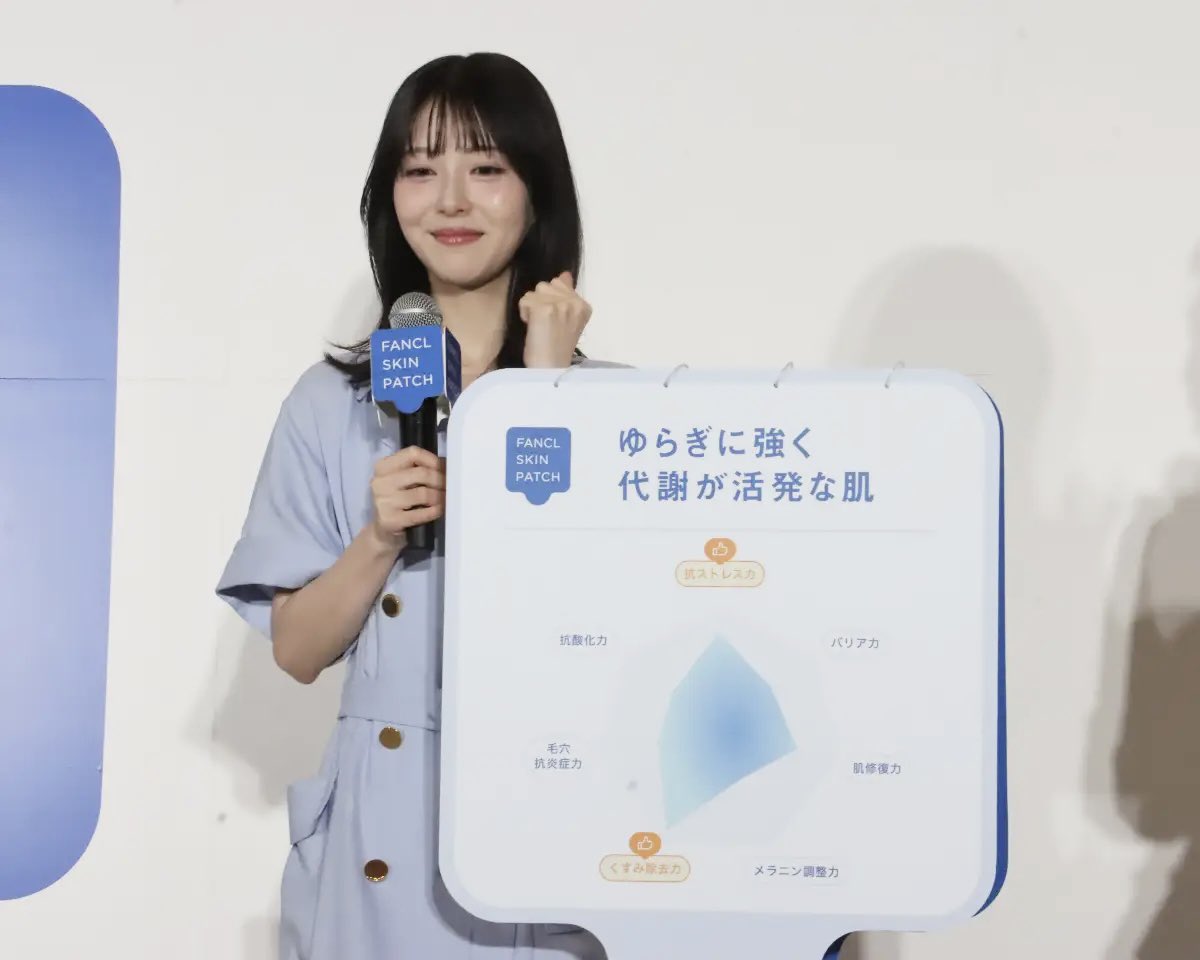minakene1's tweet photo. 好きなやつー
 ちょこっと見える奥歯かわ🦷

 #浜辺美波
 #FANCL https://t.co/kwbyCq8Uxs