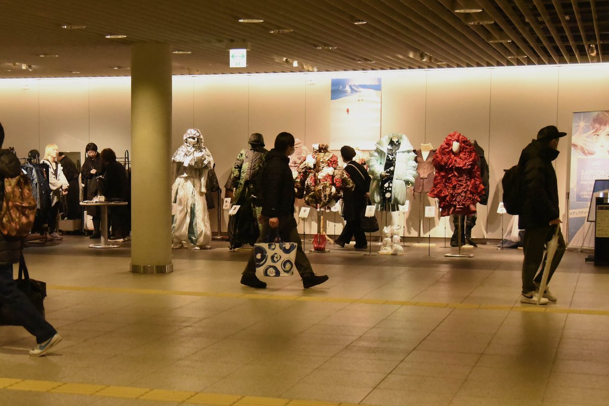 hokushoart's tweet photo. 3月7日・8日の二日間にわたり、札幌地下歩行空間（チ・カ・ホ）北1条憩いの広場にてN1モードグランプリ入選作品、Nコレクション作品を展示、さらにNコレクション参加のデザイナーによる作品の展示・販売も行われました。 https://t.co/Yw8F9F6MP5