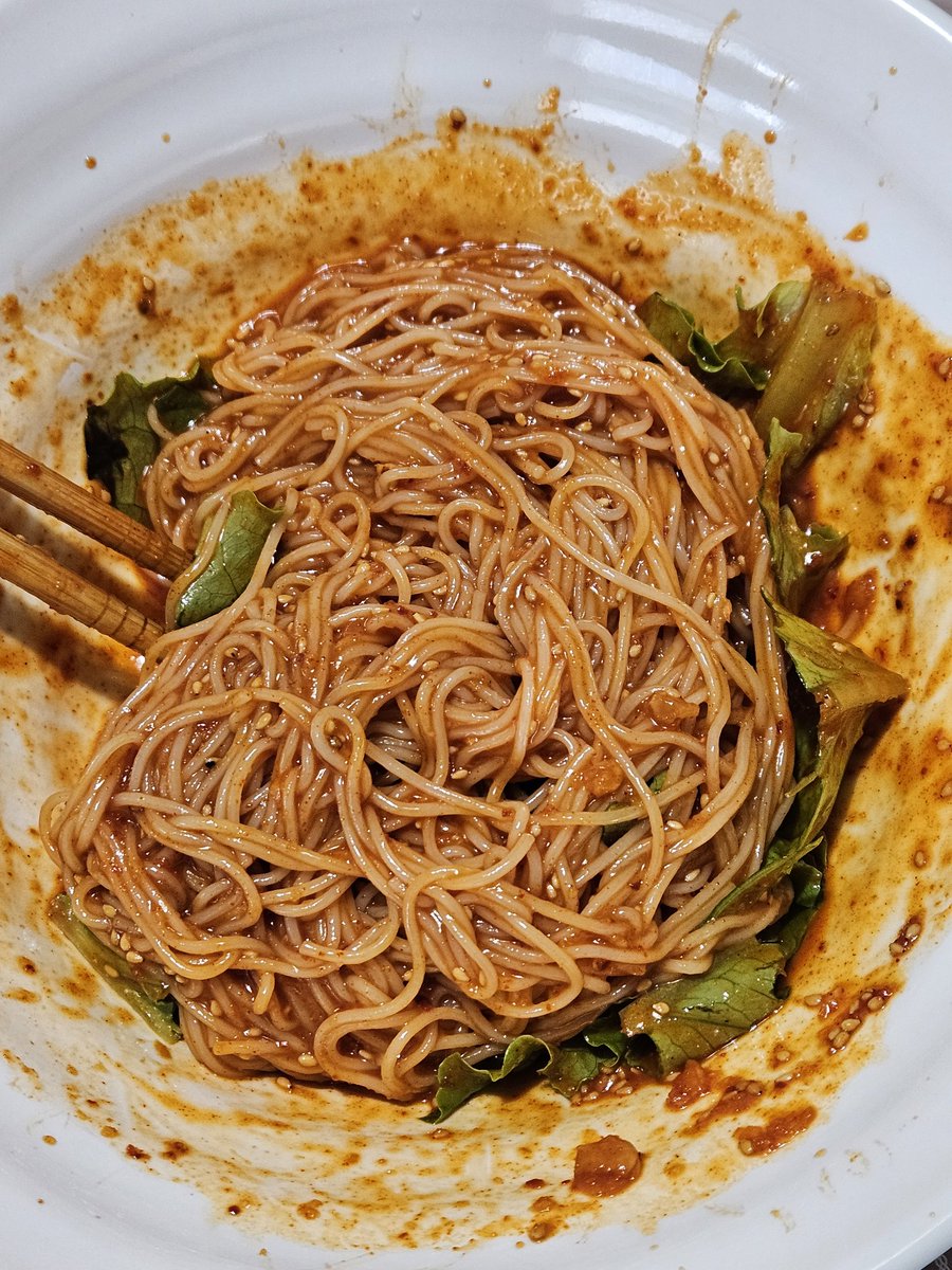 SssslugggG's tweet photo. 맛있다 비빔국수
(봄동 따위 없어서 상추 찢어서 넣음) https://t.co/JyaGmERr39