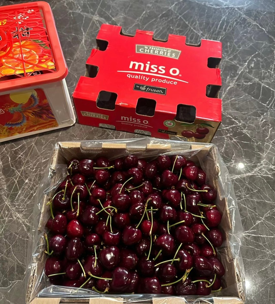 Morris15360626's tweet photo. Folding laundry mid-snack run. Fingers fumble with socks, eyes glued to the fridge’s cookie jar. Multitasking level: chaos with a side of crumbs https://t.co/tNt1obmIq1