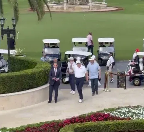 트럼프 오늘 골프치러 갔는데

아무리 개념이 없는 새끼라지만

전세계가 지금 유가땜에 고통이고

미군도 이번에 죽었다는데

그 와중에 골프 치러가는건

진짜 인간이 아닌 것 같다